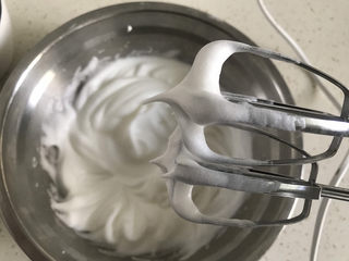 10、宝宝火龙果甜甜圈????,打发至干性发泡，提起打蛋器蛋白有直立的小尖角