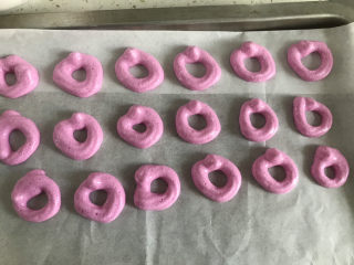 13、宝宝火龙果甜甜圈????,装入裱花袋挤入烤盘
