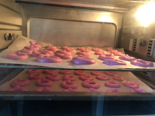 14、宝宝火龙果甜甜圈????,送入预热好的烤箱上下火100度烤50分钟