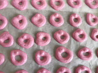 15、宝宝火龙果甜甜圈????,烤好取出来，能轻轻取下来就是烤好了