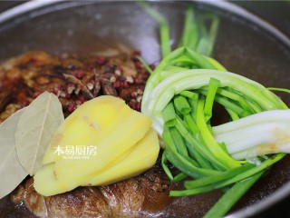 7、冰糖肘子,煮锅内放入肘子,葱,姜,八角,花椒,桂皮,香叶,半勺老抽,食盐,将第6步熬好的糖色也倒入。注入较多量的清水,大火烧开转小火焖煮3小时。