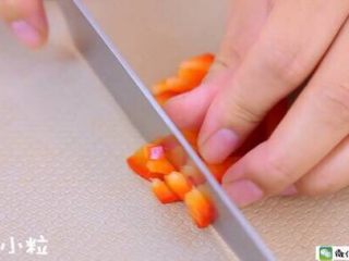 3、千层蛋包饭 宝宝辅食食谱,红椒切小粒 。