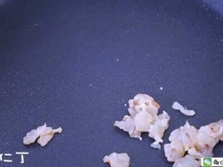 8、千层蛋包饭 宝宝辅食食谱,平底锅底部刷一层油，加入虾仁。