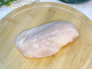 1、香酥鸡排,取鸡胸肉一块，洗净表面的膜和杂质