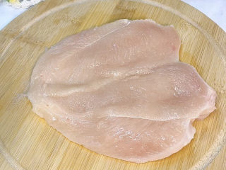 2、香酥鸡排,用刀从中间劈开，注意不要切段