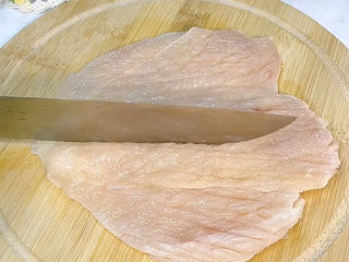 3、香酥鸡排,用刀背给鸡排做个按摩，注意力度不要太大，别给敲破了。