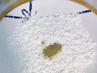 7、香酥鸡排,淀粉中加入一小勺胡椒粉搅拌均匀