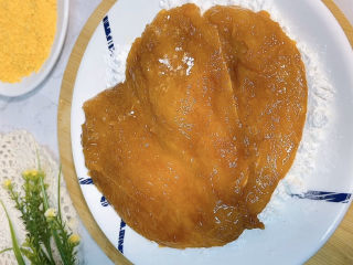 8、香酥鸡排,腌制好的鸡排先裹一层淀粉