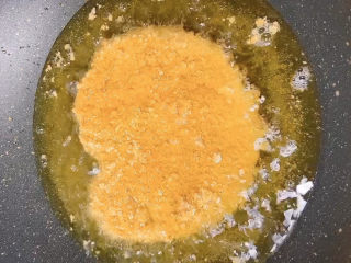 12、香酥鸡排,翻面再炸一会