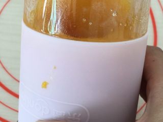 3、南瓜发饼,打成糊状。