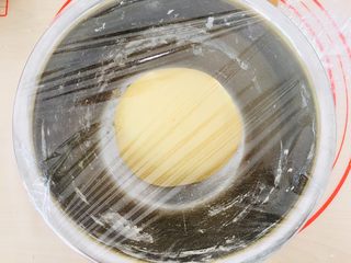 8、南瓜发饼,揉光滑密封发酵。