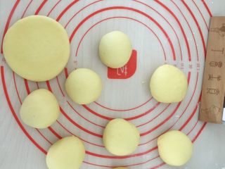 12、南瓜发饼,分小剂子揉圆擀扁。