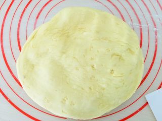 10、南瓜发饼,按扁排气。