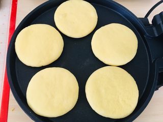 14、南瓜发饼,放入电饼档前。