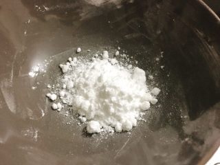 1、蛋黄溶豆 宝宝健康辅食,糖粉称重。