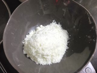 2、蛋黄溶豆 宝宝健康辅食,奶粉称重。