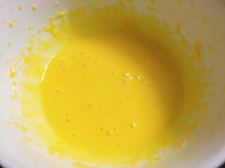 4、蛋黄溶豆 宝宝健康辅食,蛋黄打入干净无油无水碗里，滴入两滴白醋(或柠檬汁)，中低速，稍打3分钟左右，微粘稠。