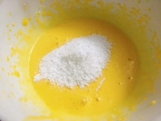 5、蛋黄溶豆 宝宝健康辅食,过筛入糖粉，中速继续打发。