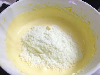 6、蛋黄溶豆 宝宝健康辅食,过筛奶粉进蛋黄糊。