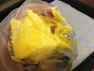 7、蛋黄溶豆 宝宝健康辅食,将蛋黄糊装入裱花袋。
