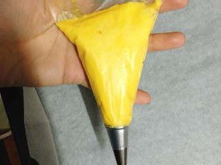 8、蛋黄溶豆 宝宝健康辅食,刮板推蛋黄糊至裱花袋头。