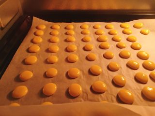 9、蛋黄溶豆 宝宝健康辅食,烤箱预热上下火100度，烤15分钟左右即可。