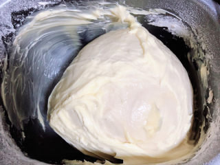 3、蓝莓芝士迷你披萨,加入黄油，再揉20分钟。