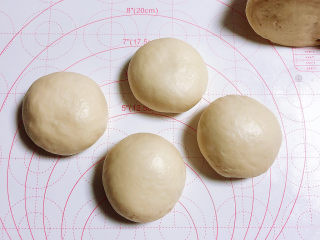 8、蓝莓芝士迷你披萨,将面团揉成几个光滑的小面团。