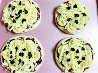 14、蓝莓芝士迷你披萨,点缀一些蓝莓干。