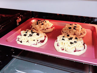 15、蓝莓芝士迷你披萨,将烤盘放入烤箱中，180度烤15分钟。