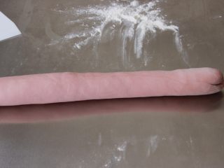 3、猪猪馒头,将粉色面团揉成长条状