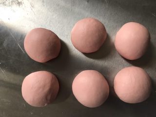 4、猪猪馒头,摘成45g的小面团