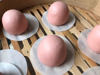 5、猪猪馒头,将粉色小面团揉圆推高当作小猪的身体，放在蒸笼内