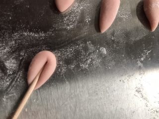 7、猪猪馒头,用牙签在水滴状面团中间压出纹路，当作小猪的耳朵。