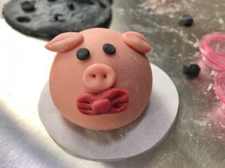 13、猪猪馒头,放在猪鼻子下方