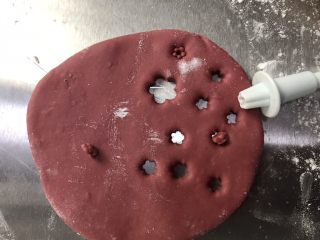 14、猪猪馒头,取红色面团擀成薄面片，用模具压出花朵形状