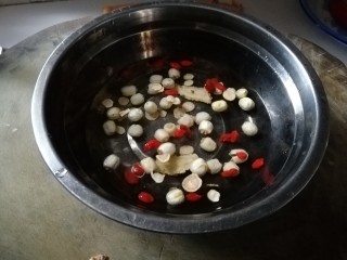 1、当归山药羊肉汤~冬季滋补佳品,莲子,枸杞,当归洗干净,用水泡着