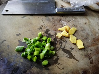 4、当归山药羊肉汤~冬季滋补佳品,姜洗干净,去皮,切片,大葱切小段