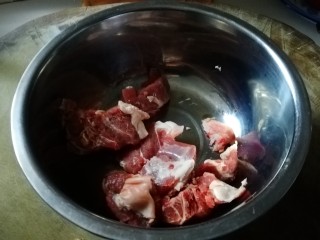 5、当归山药羊肉汤~冬季滋补佳品,羊肉洗干净