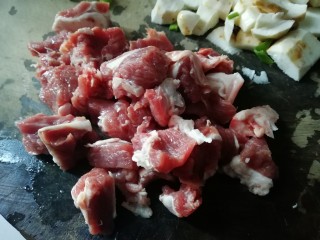 6、当归山药羊肉汤~冬季滋补佳品,羊肉切小块