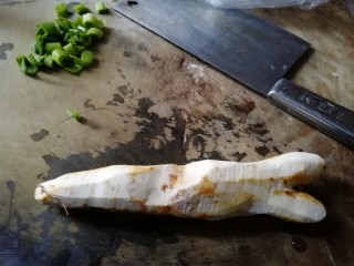 7、当归山药羊肉汤~冬季滋补佳品,铁棍山药去皮,洗干净