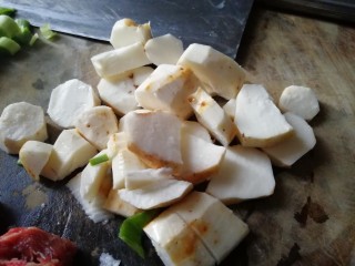 8、当归山药羊肉汤~冬季滋补佳品,山药切块