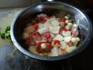 10、当归山药羊肉汤~冬季滋补佳品,山药放入盆里,加一小勺盐