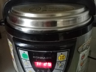 11、当归山药羊肉汤~冬季滋补佳品,高压锅里放水,放上小架子,盆放在架子上,盖上盖子,调到熬粥档,高压锅压25分钟