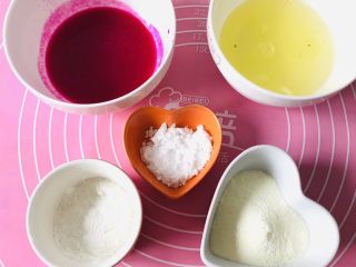 1、火龙果溶豆,所有食材准备好