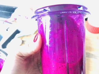 2、火龙果溶豆,将火龙果切块放入料理机打成果泥