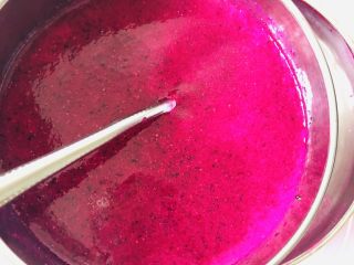 3、火龙果溶豆,将果泥用过滤网过滤一下