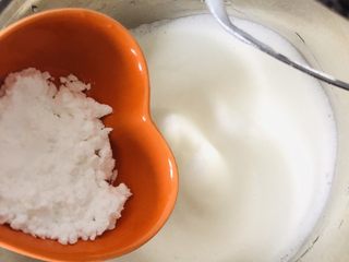 6、火龙果溶豆,将蛋清高速打发成鱼泡状，加入糖粉低速打发