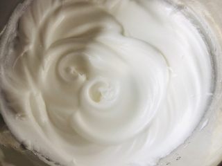 7、火龙果溶豆,打发好的蛋白，有光泽，有纹路，提起一个尖儿不容易掉下来