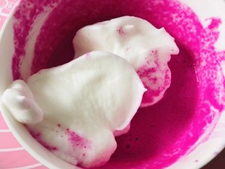 8、火龙果溶豆,先取三分之一的蛋白倒入火龙果里搅拌均匀